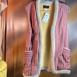 VINTAGE 70’s pink velour vest‎ with faux fur lining. 40” chest 27” long. B5